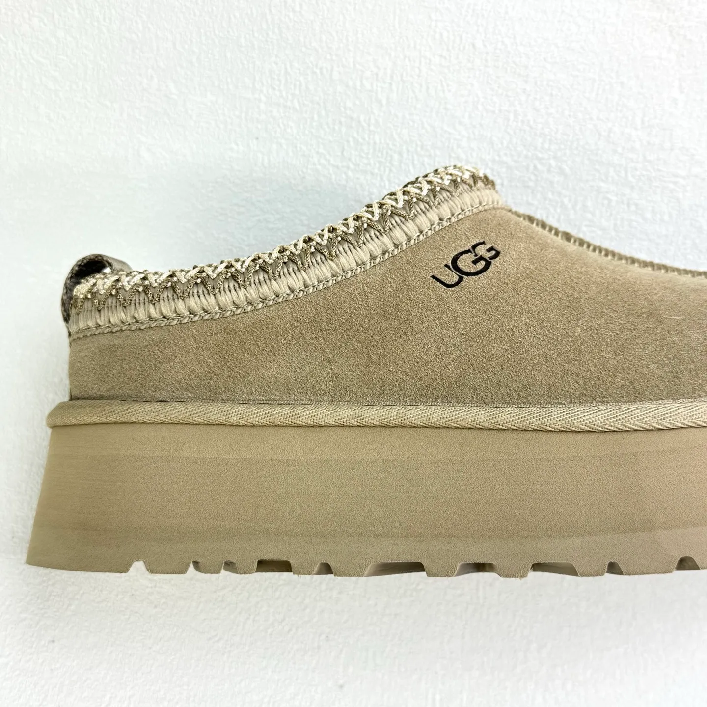 💰400 UGG Tats series thickened model Mule style toe-cap 5CM half slippers Ethnic style autumn and winter snow boots High-quality sheepskin and wool Integrated with high quality Warmth and heat sealing Made of TPU molded suede upper material Embedded with artificial curly wool plush lining and 10mm UGGPURE™ implanted wool lining and removable UGGPURE™ implanted wool insole Lightweight non-slip and comfortable rubber outsole with brand LOGO With complete packaging Official item number: 11225532722 Size: 35 36 37 38 39 40